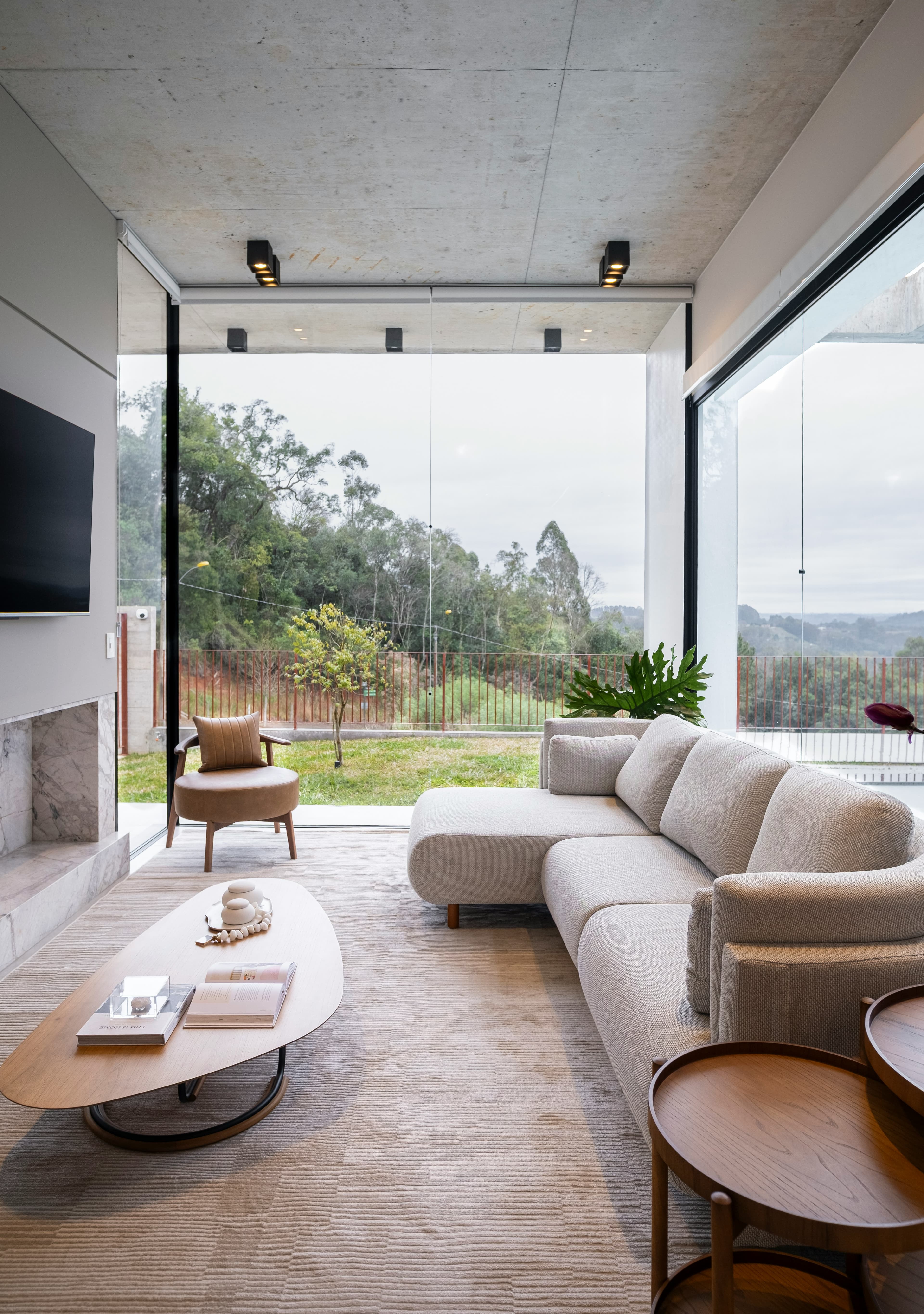 Interior residencial cálido con grandes ventanales y vistas